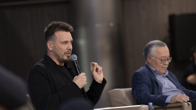 Михаил Зыгарь и Султан Акимбеков на площадке SöZ Astana Public Talk