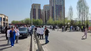 На видео сняли эвакуацию медиков и пациентов поликлиники в Шымкенте