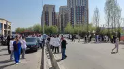 На видео сняли эвакуацию медиков и пациентов поликлиники в Шымкенте