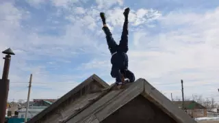 "Зарядка на крыше". Актюбинский пенсионер удивляет односельчан