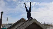 "Зарядка на крыше". Актюбинский пенсионер удивляет односельчан