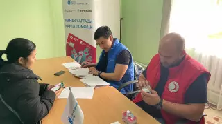 Фонд Булата Утемуратова помог семьям после паводков в Актюбинской области