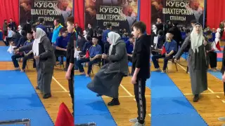 "Коленом бей!" Как эмоциональная девушка-тренер прославилась в сети