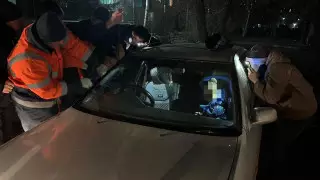 Полуторагодовалого ребенка спасли из заблокированного авто в ВКО