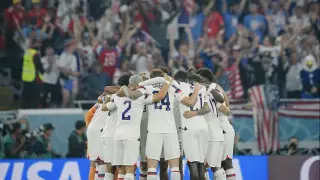 Под рев трибун: футболист на поле узнал пол будущего ребенка