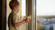 Случаи падения детей из окон участились в Казахстане