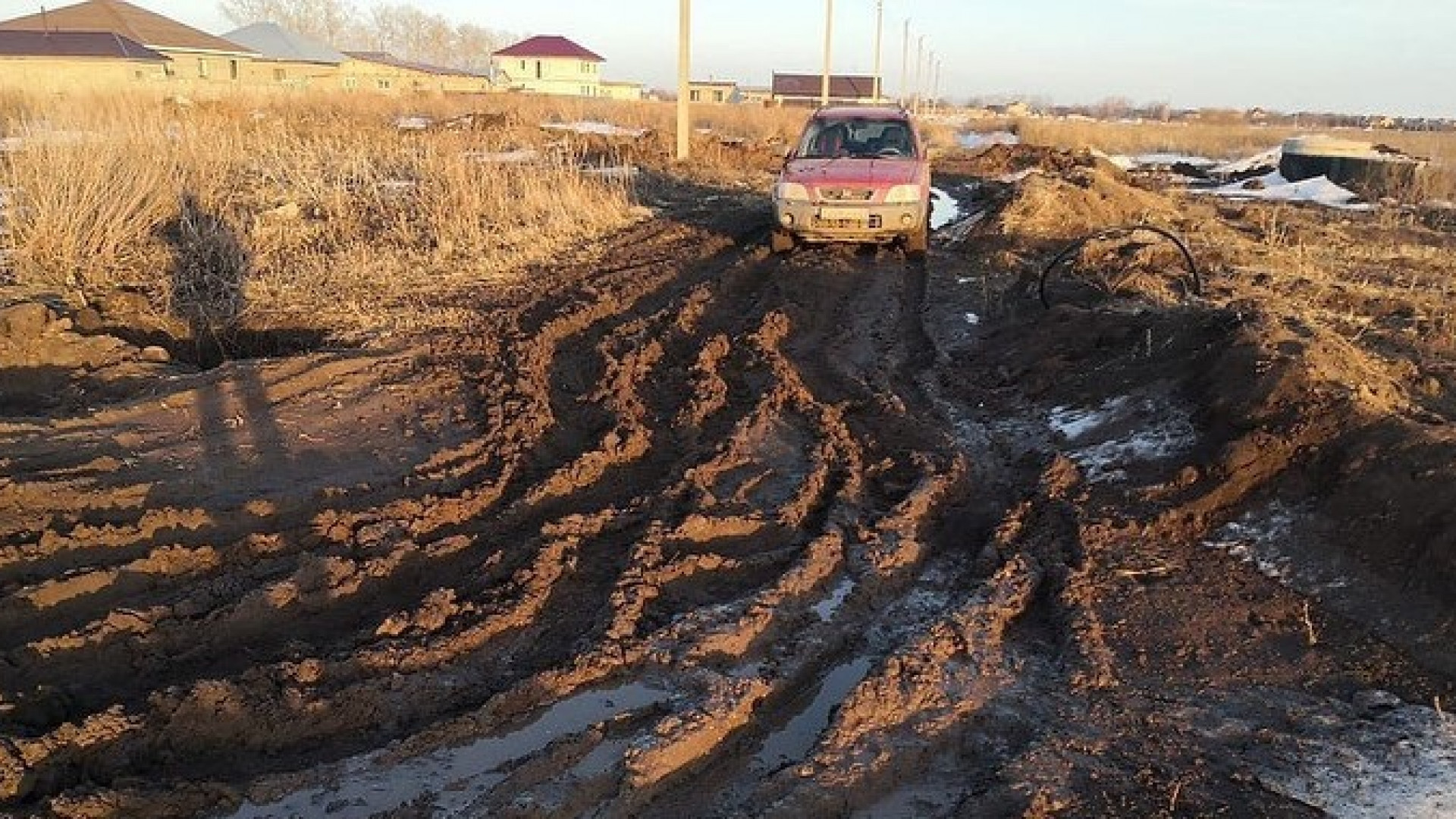 Раскопали и бросили. Дороги превратились в болото в селе под Астаной: 30  марта 2023 16:17 - новости на Tengrinews.kz