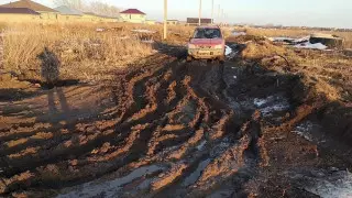 Раскопали и бросили. Дороги превратились в болото в селе под Астаной