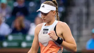 Победное шествие: Рыбакина бьет "вечные" рекорды легенд тенниса