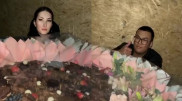 Повезли в "Газели": гигантский букет из сладостей сняли на видео в Астане