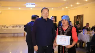 Тугжанов поблагодарил жителей села Каратал за помощь в противопаводковых мероприятиях