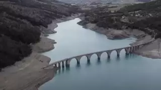 Макрон потребовал сократить потребление воды во Франции