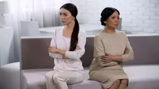 Вечно несчастны: как отсутствие материнской любви влияет на нашу жизнь