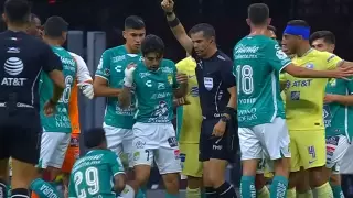 Судья пнул в пах футболиста за споры