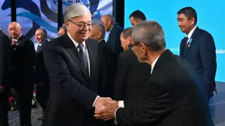 Токаев наградил ветеранов нефтегазовой отрасли и работников "Тенгизшевройла"