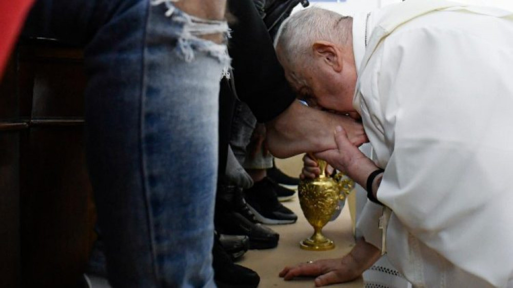 Папа Римский вымыл ноги заключенным в итальянской тюрьме