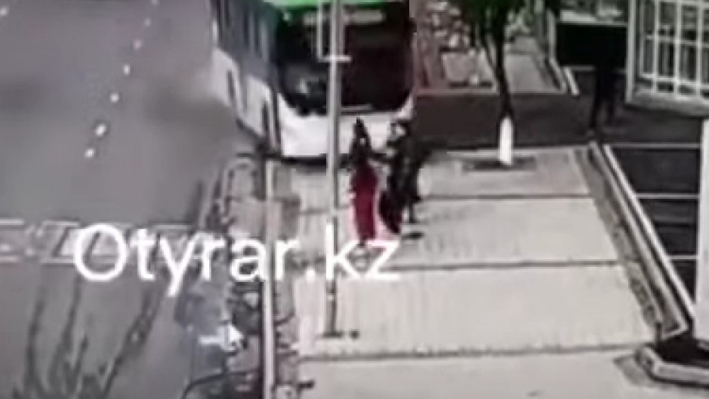 Появилось видео наезда автобуса на пешеходов в Шымкенте