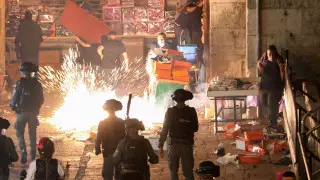 Сотни палестинцев забаррикадировались в мечети Аль-Акса на Храмовой горе в Иерусалиме