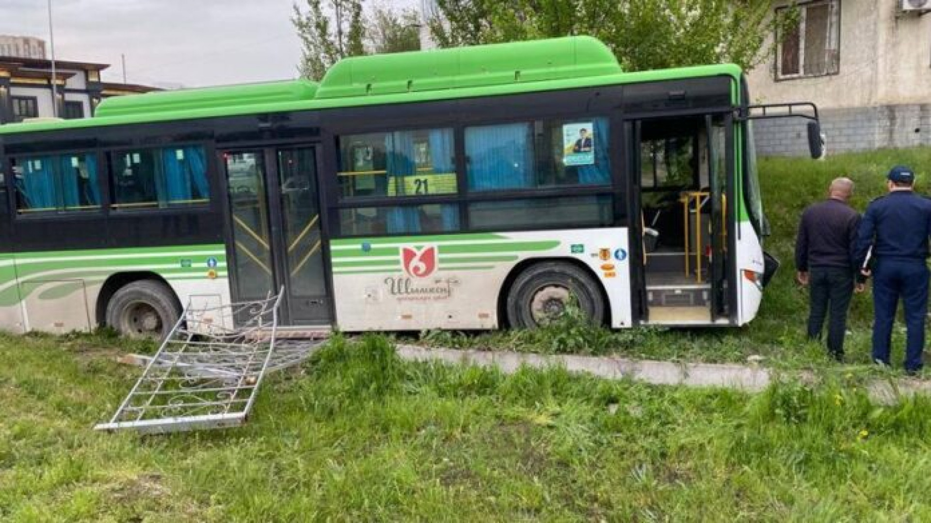 ДТП с автобусом в Шымкенте: водитель забыл поставить ручной тормоз: 09  апреля 2023 20:03 - новости на Tengrinews.kz