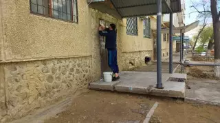 "Превратили подъезд в доску объявлений": житель Актау предложил запустить челлендж по очистке