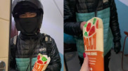 Добрый тренд: алматинка накормила попавшего под дождь курьера