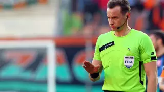 "Плюнул в лицо". "Пьяные" судьи в Греции схлестнулись с фанатами в самолете