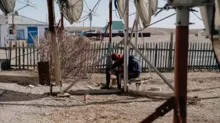 "Работает только в будние дни": сельчане бродят около акимата в поисках интернета