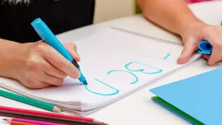 Иностранный язык могут убрать из учебной программы второклассников в Казахстане