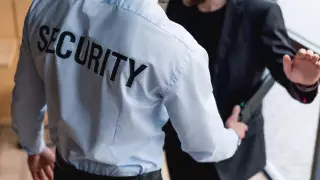 Полицейские заставляли бизнес нанимать частных охранников в Астане