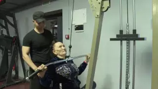 74-летняя апашка тягает железо в фитнес-зале Алматинской области