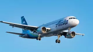 "Выпил и закурил". Мужчина устроил дебош в самолете после "цветного" напитка