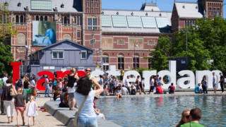 В Нидерландах нашли неловкий способ борьбы с "писающими" туристами