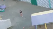 Полураздетого и одиноко гуляющего ребенка сняли на видео в Караганде