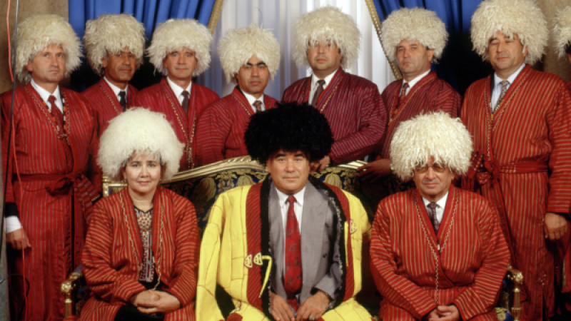 Кабинет министров Туркменистана во главе с Сапармуратом Ниязовым. Фото 1994 года. © РИА Новости