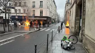 Протесты из-за пенсионной реформы переросли в массовые беспорядки во Франции