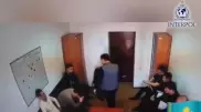 В сеть попало видео избиения полицейским начальником подчиненного в Актау