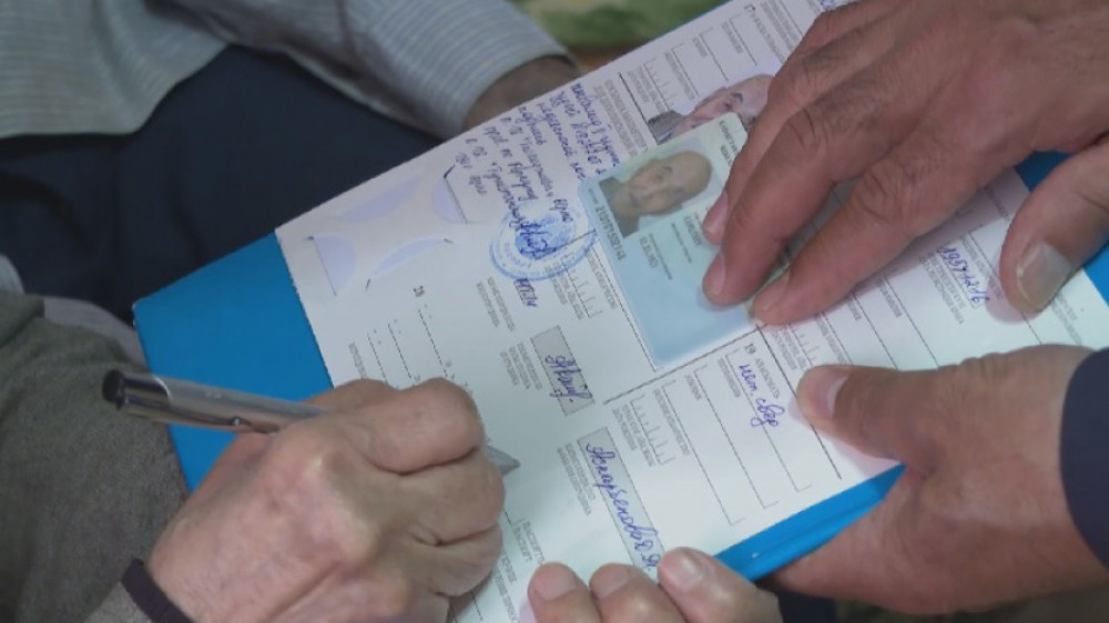 102-летний житель Тараза получил удостоверение личности
