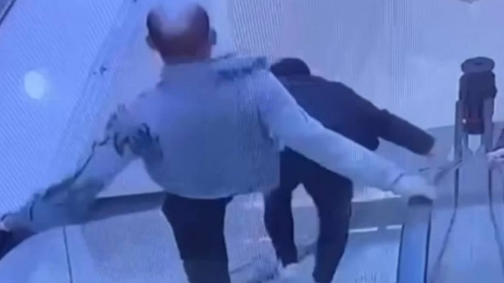 Пнул в спину: В Караганде мужчина столкнул посетителя с эскалатора