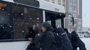 "Дружный народ". Астанчан поблагодарили за "спасения" автобусов в непогоду