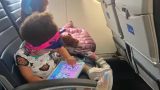 "Заставила мою беременную жену ползать". Спортсмен разозлился на стюардессу