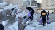 "Кто же эти люди?" Жительница Астаны пожаловалась на "горы мусора" у подъезда
