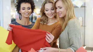 Стилист перечислила лишнюю одежду в женском гардеробе