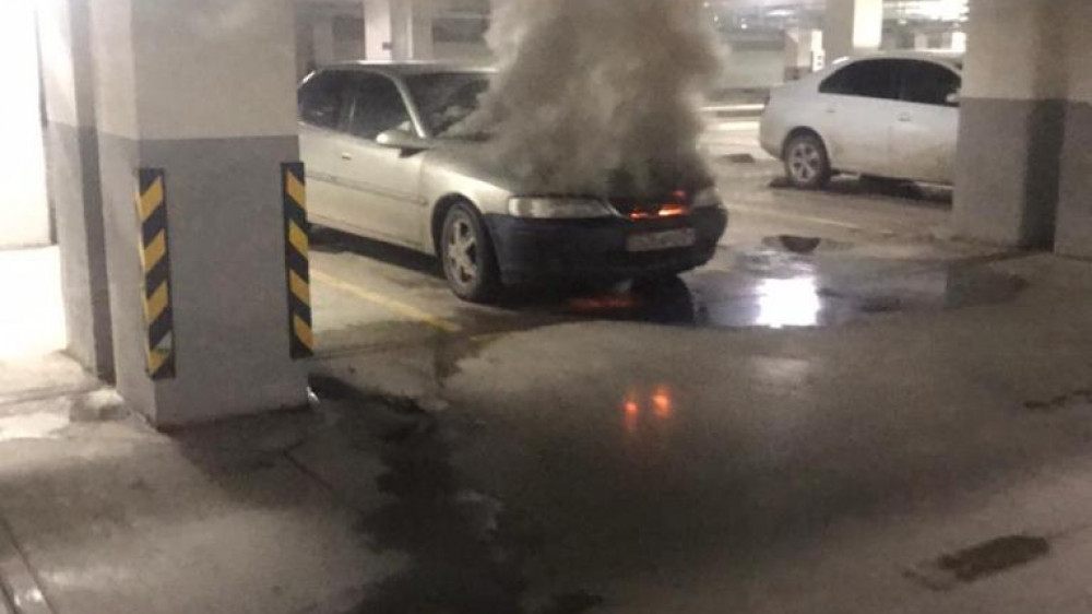 Автомобиль загорелся в паркинге 25-ти этажного дома в Астане