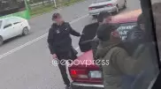 Конфликт на дороге: парни из "Жигулей" напали на водителя автобуса в Алматы