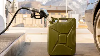 Включение налога на транспорт в стоимость бензина готовы обсудить в Минфине