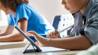 Что стало с идеей заменить учебники на планшеты в школах Казахстана