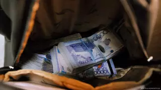 Шесть кредитов оформил аферист на карагандинца по украденному удостоверению личности