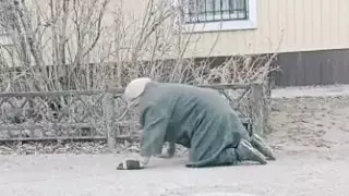 Ползет на четвереньках: в Костанае ищут бабушку из душераздирающего видео