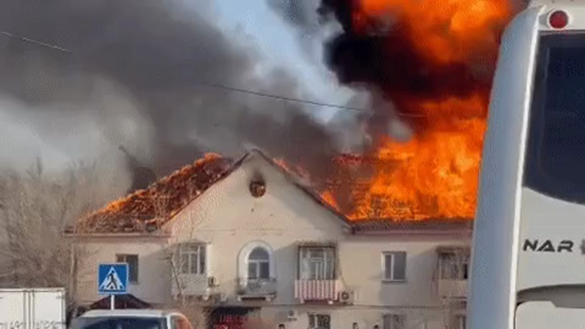 sakhinfo в южно сахалинске сгорела крыша жилого дома