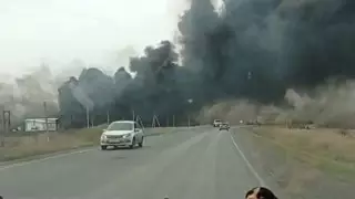 Крупный пожар начался возле бывшего битумного завода в Костанайской области
